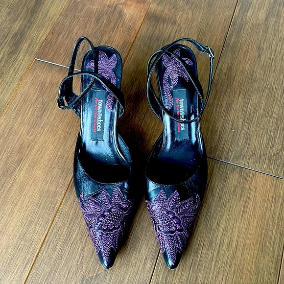 Town Shoes spiked heels with ankle strap. Size 7 1/2. Black with purple. Leather - Picture 1 of 7
